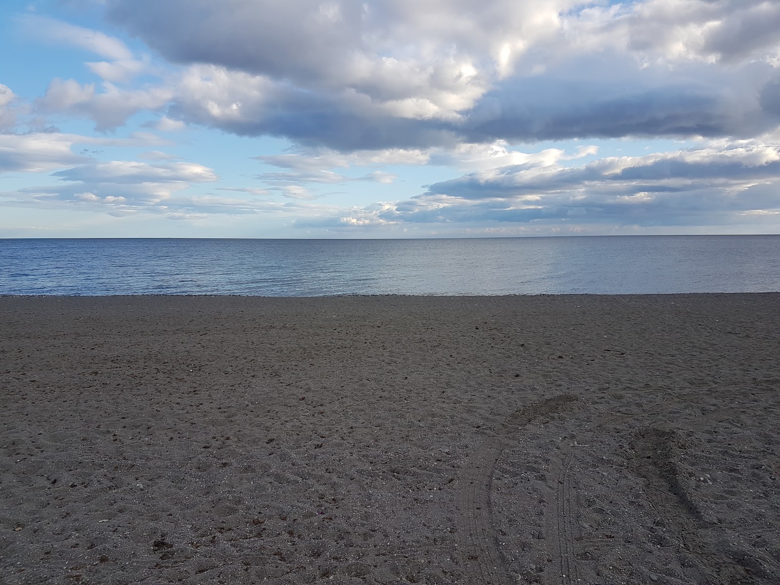 Photo de Playa de Guadalmina avec un niveau de propreté de assez propre