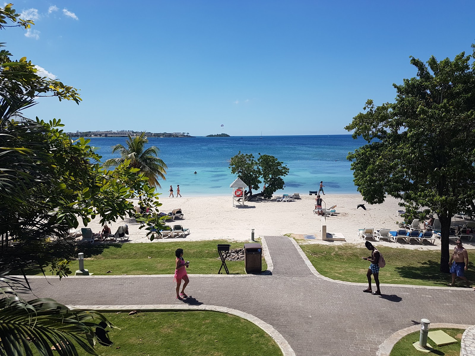 Foto de Bloody Bay Beach - lugar popular entre os apreciadores de relaxamento