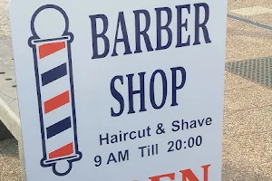 SALÓN OUMAIMA BARBER SHOP Haircut & Shave image