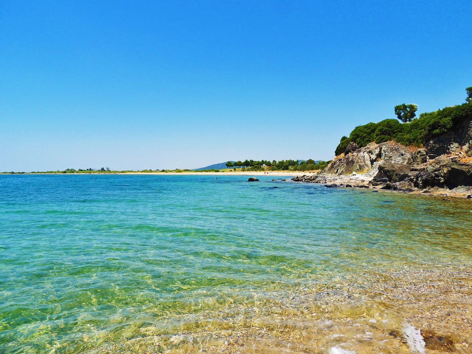 Vatopedi beach的照片 带有碧绿色纯水表面