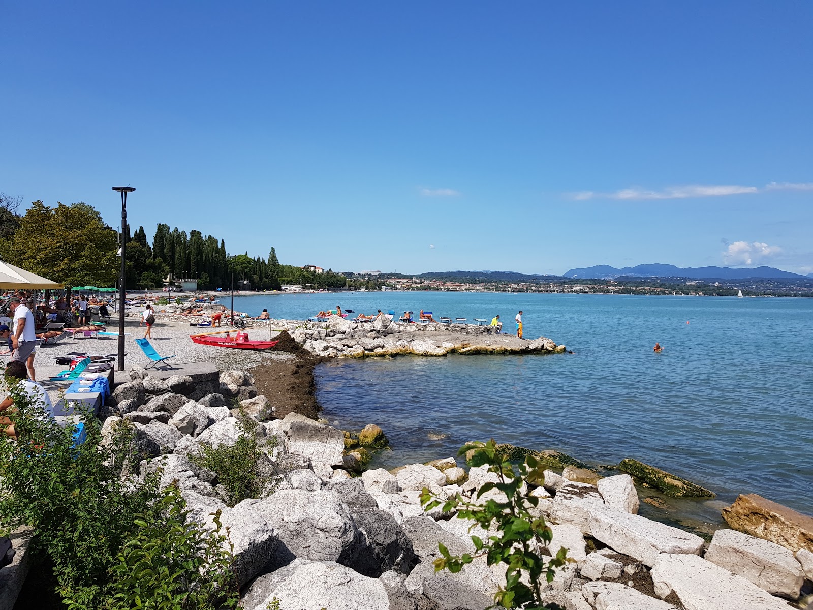 Foto von Spiaggia di Rivoltella mit feiner grauer kies Oberfläche