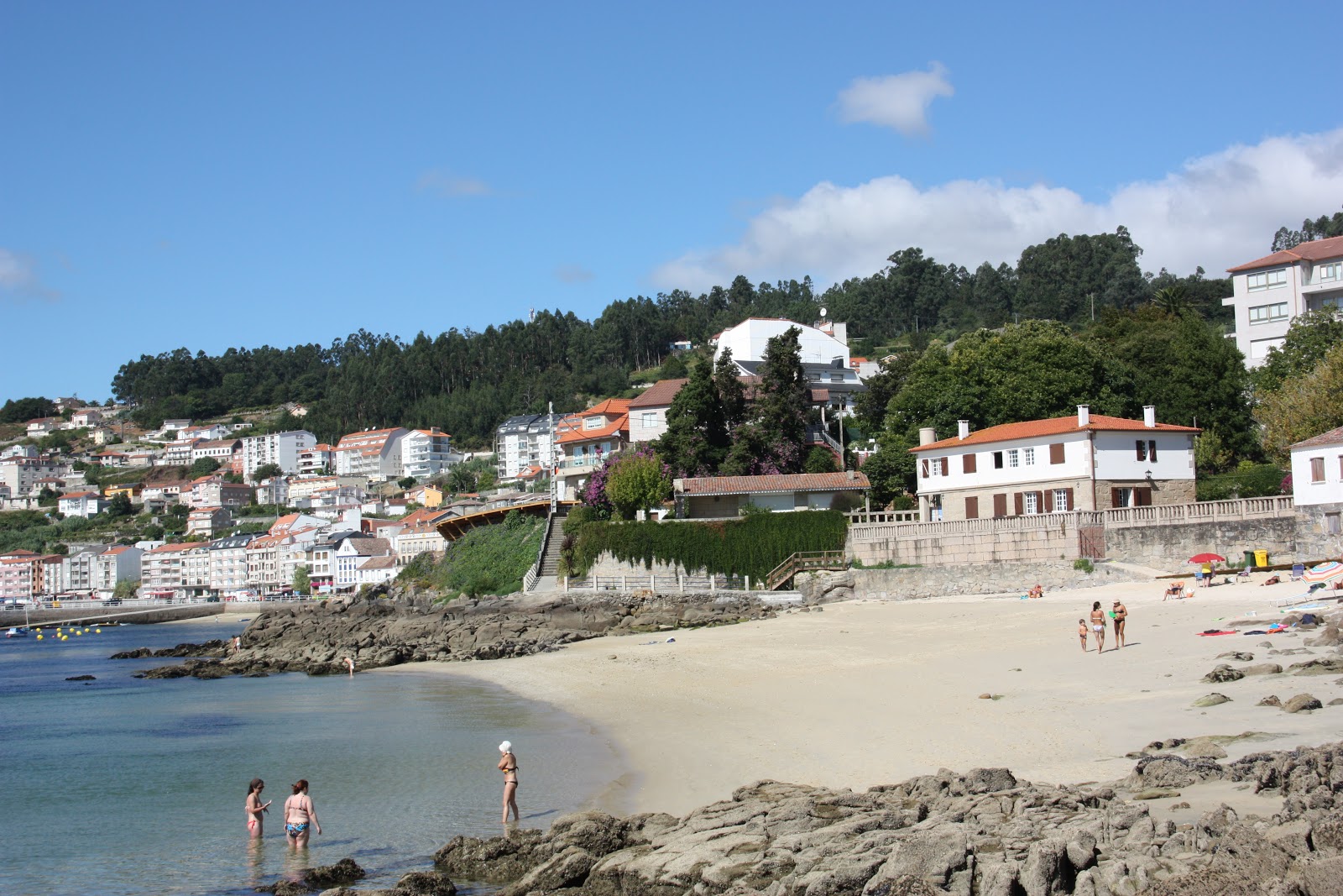 Photo de Praia de Sinas avec un niveau de propreté de partiellement propre