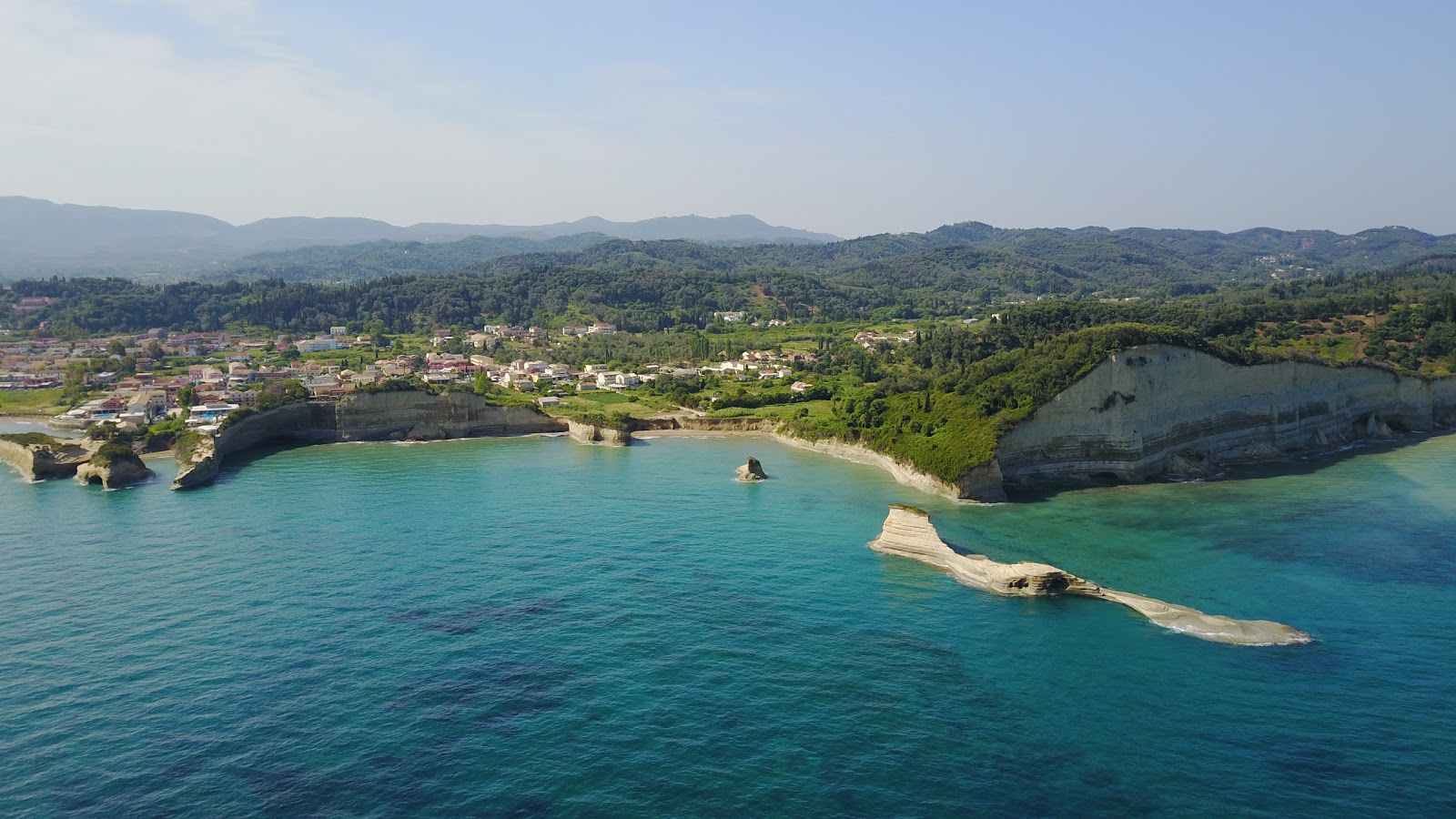 Apotripiti beach的照片 带有碧绿色水表面