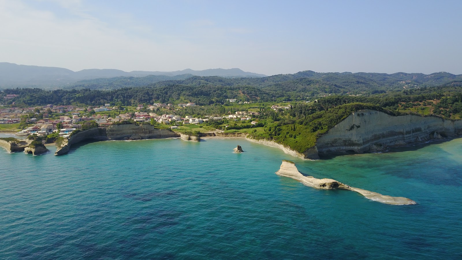 Apotripiti beach'in fotoğrafı küçük koy ile birlikte