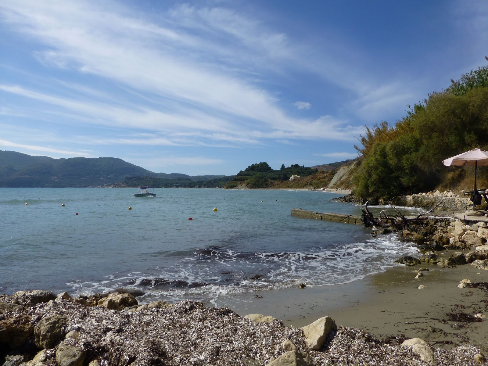 Valokuva Agios Sostis beach IIista. pinnalla sininen vesi:n kanssa