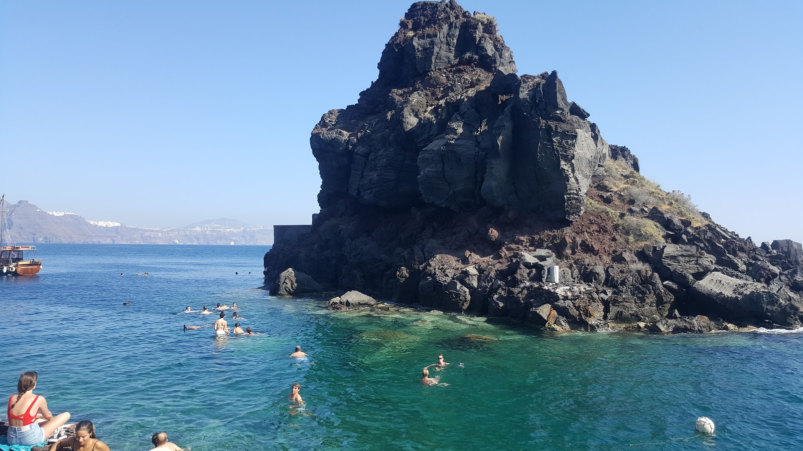 Foto van Ammoudi beach omringd door bergen