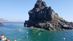 Foto van Ammoudi beach omringd door bergen