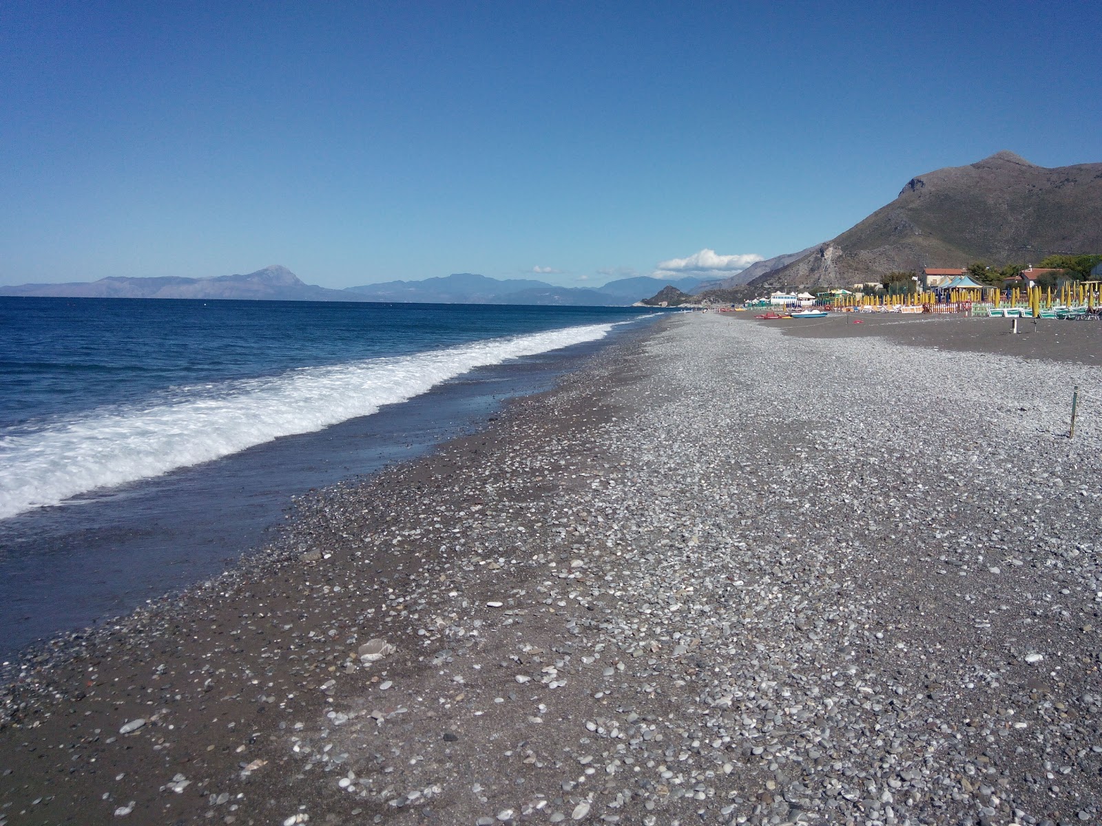 Foto di Spiaggia di Tortora con una superficie del sabbia grigia e ciottoli