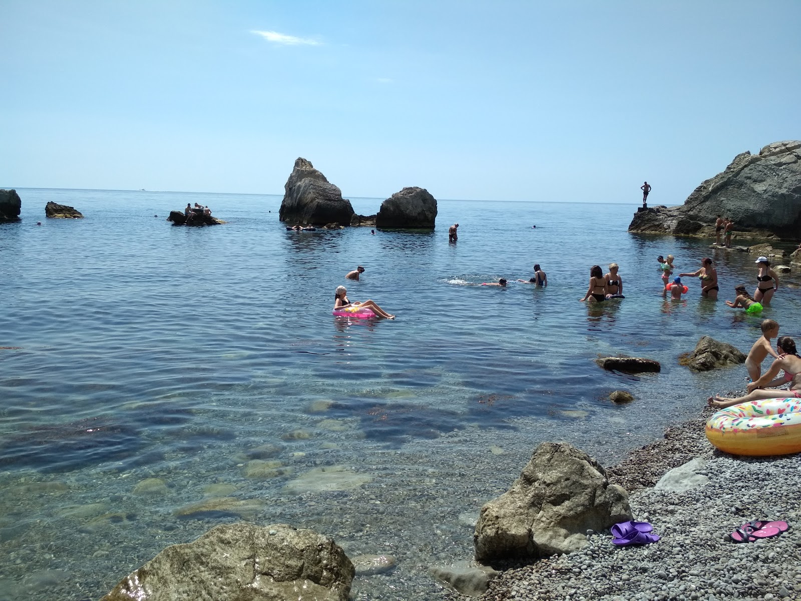 Foto af Naryshkinsky beach bakket op af klipperne