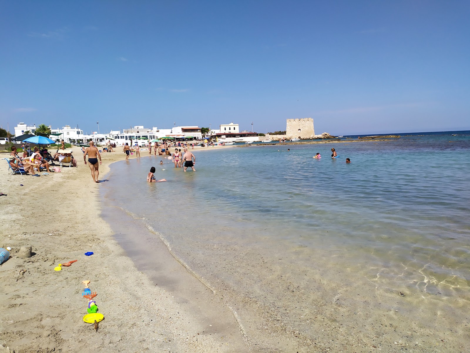 Spiaggia dei Camerini的照片 带有蓝色纯水表面