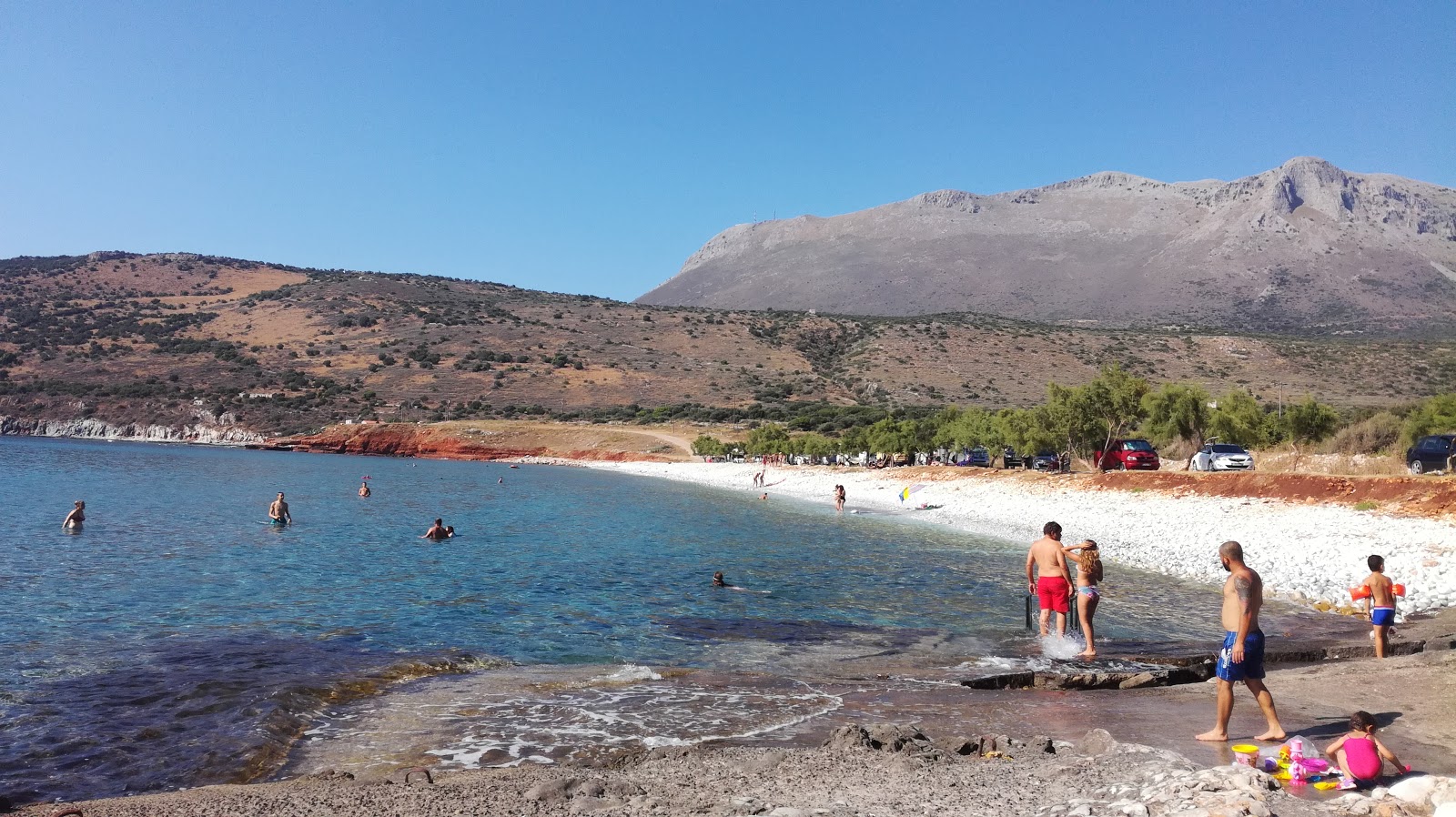 Photo de Diros beach avec caillou blanc de surface