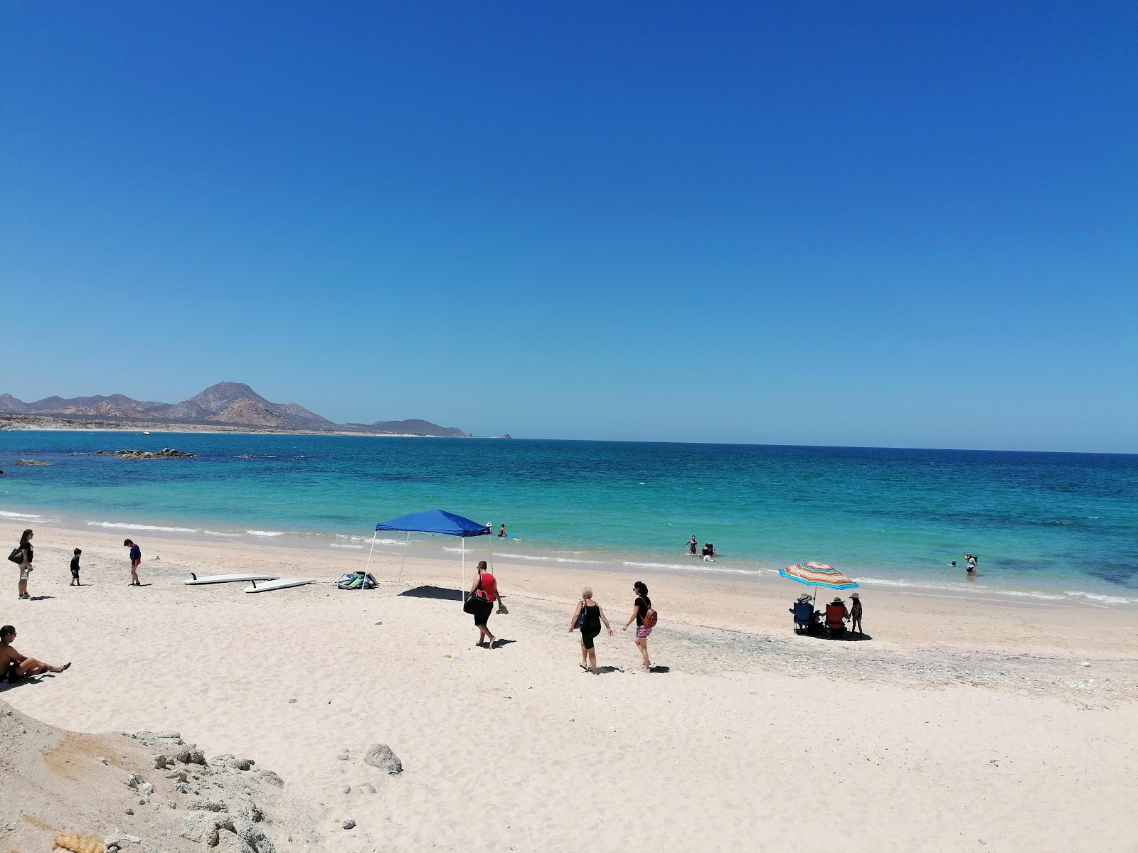 Photo of Arbolito Beach and the settlement