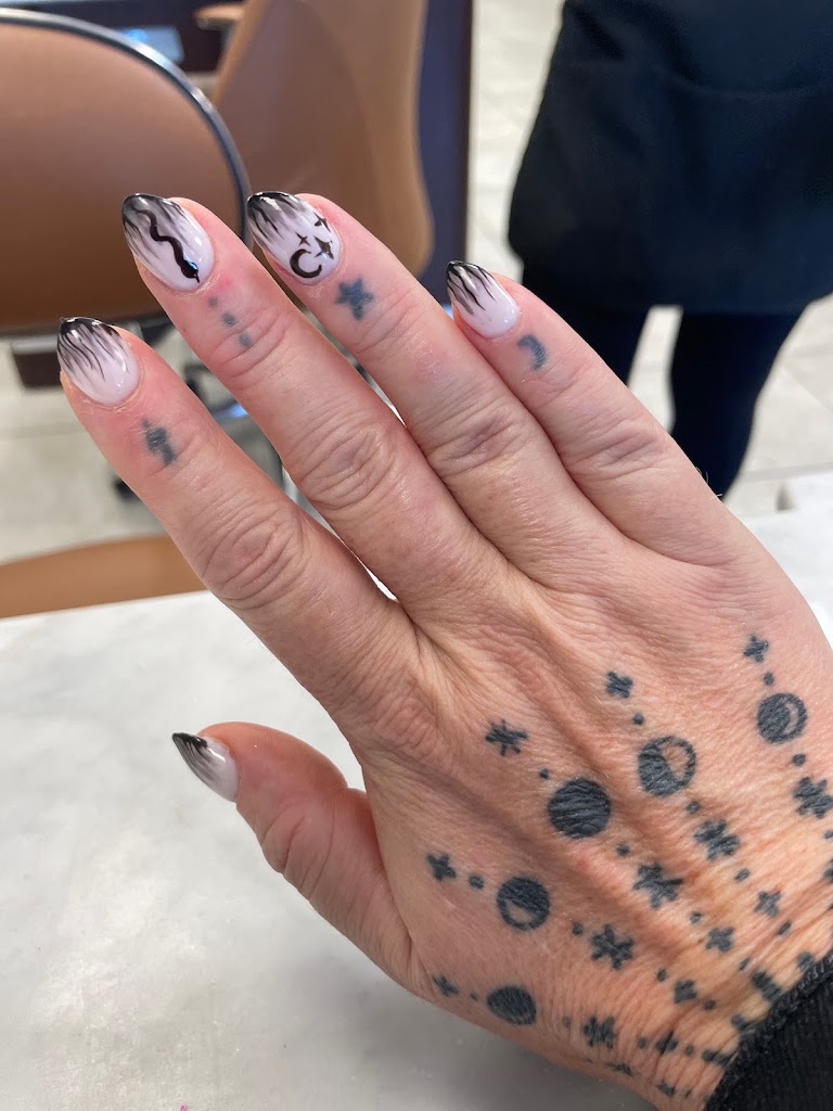 Vivian's Nails & Spa 08020