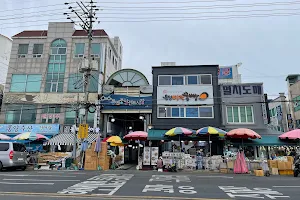 Tongyeong Jungang Market image