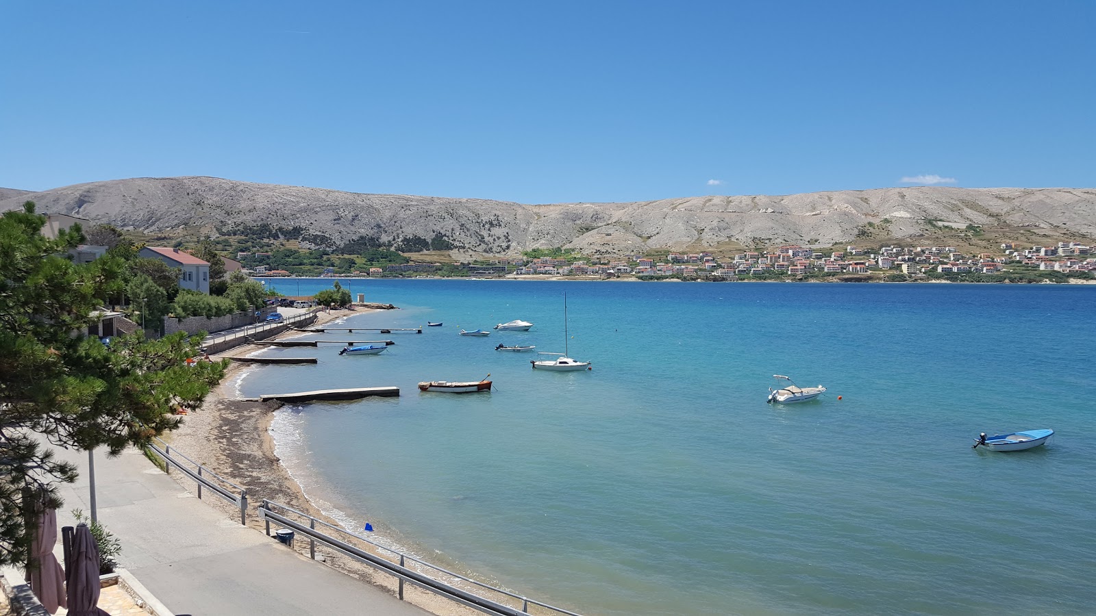 Fotografie cu Tanja beach cu o suprafață de pietricele beige mici