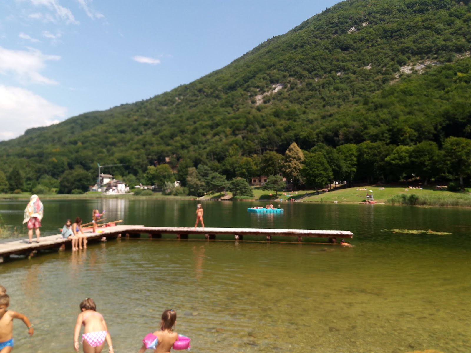 Spiaggia di Lago di Lagolo'in fotoğrafı mavi sular yüzey ile