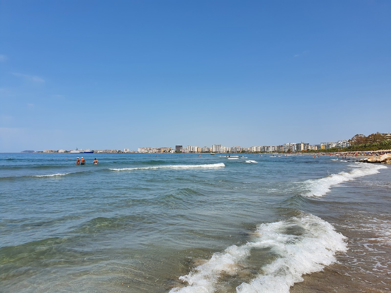 Foto di Plazhi i Ri con una superficie del sabbia marrone