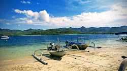 Foto von Gili Asahan Pearl Beach von Klippen umgeben