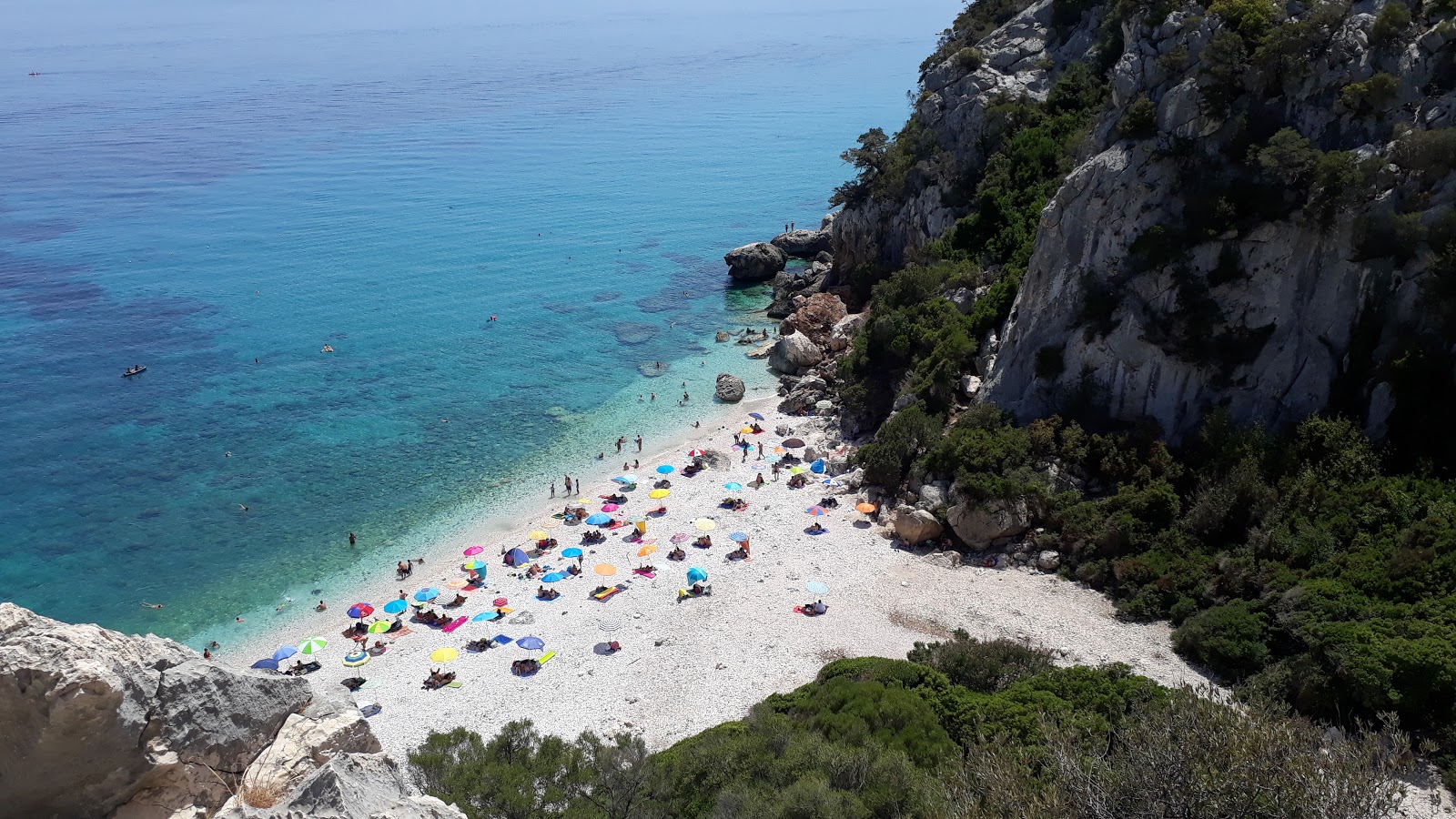 Zdjęcie Cala Fuili poparte klifami