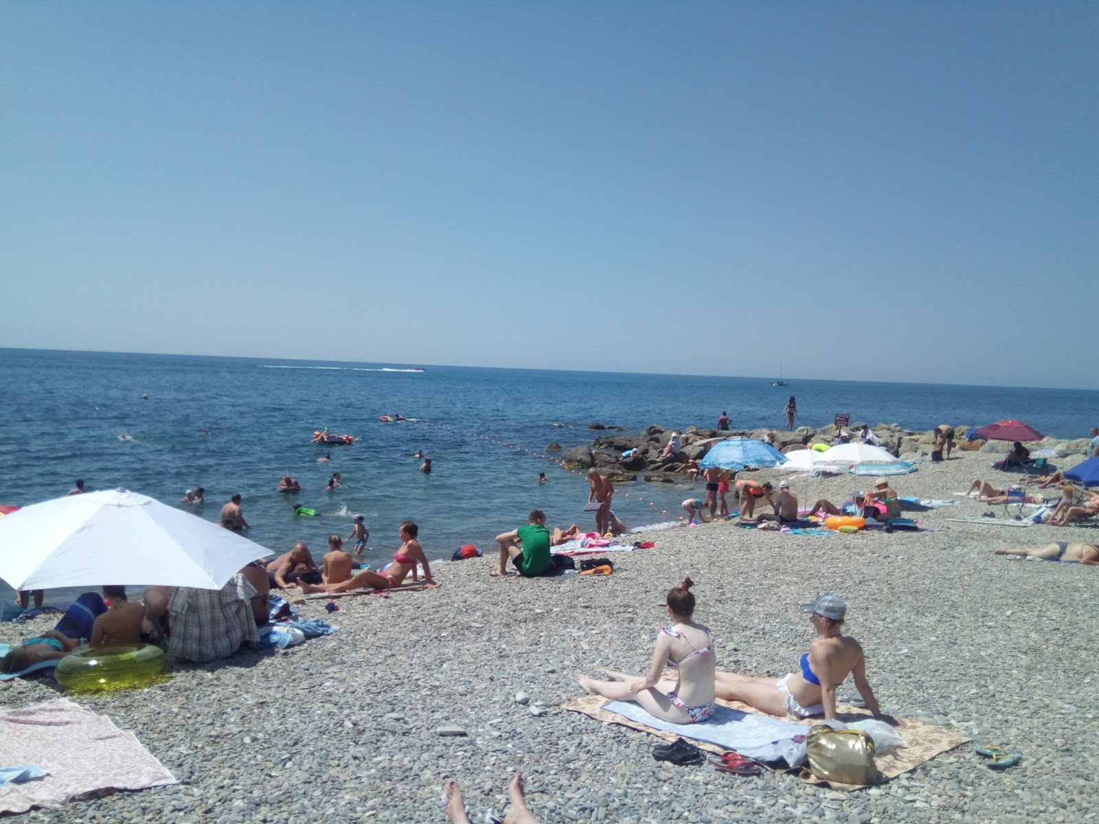 Fotografie cu New beach sprijinit de stânci