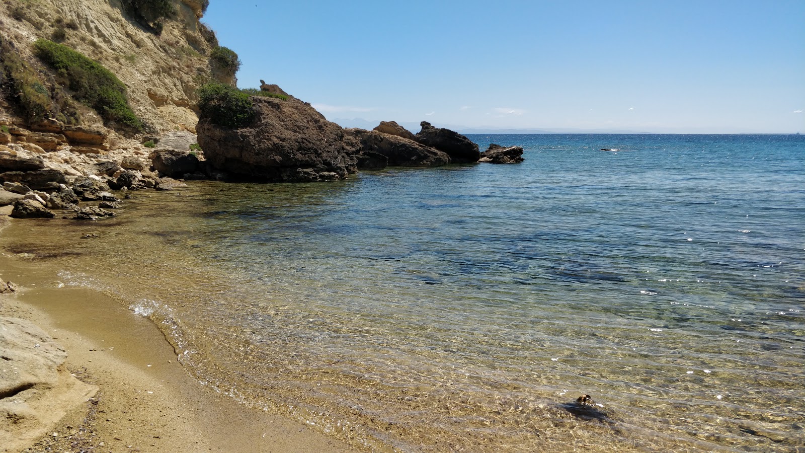 Foto af Gerakas Beach II med sort sand og småsten overflade