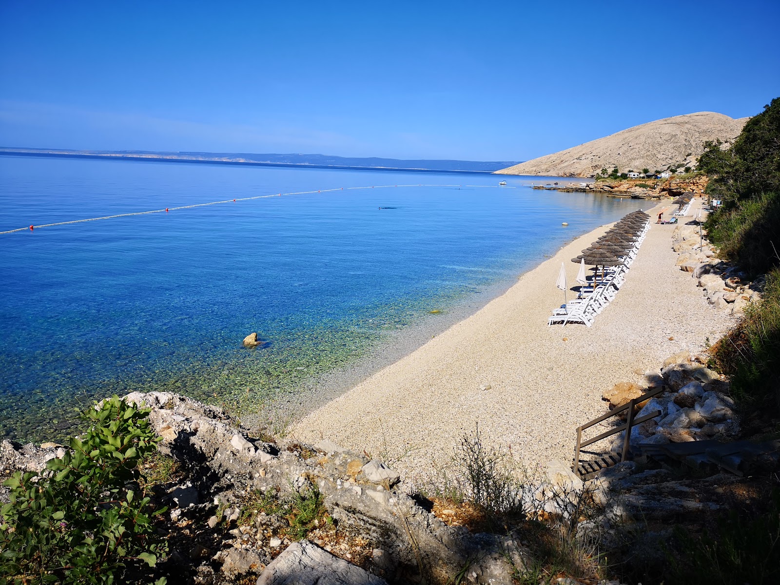 Skrila beach'in fotoğrafı çok temiz temizlik seviyesi ile