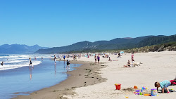 Tillamook County Beach'in fotoğrafı uçurumlarla desteklenmiş