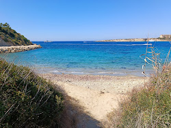 Photo de Kerynias Beach, Peyia entouré de montagnes