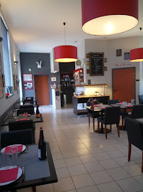 Atmosphère du Restaurant français Auberge L'Ecole à Saint-Martin-Lestra - n°11