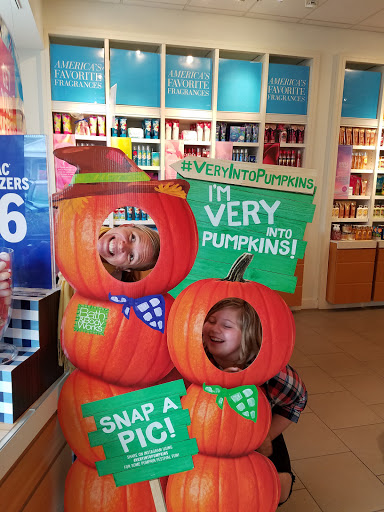 Shopping Mall «Lee Premium Outlets», reviews and photos, 17 Premium Outlet Blvd, Lee, MA 01238, USA