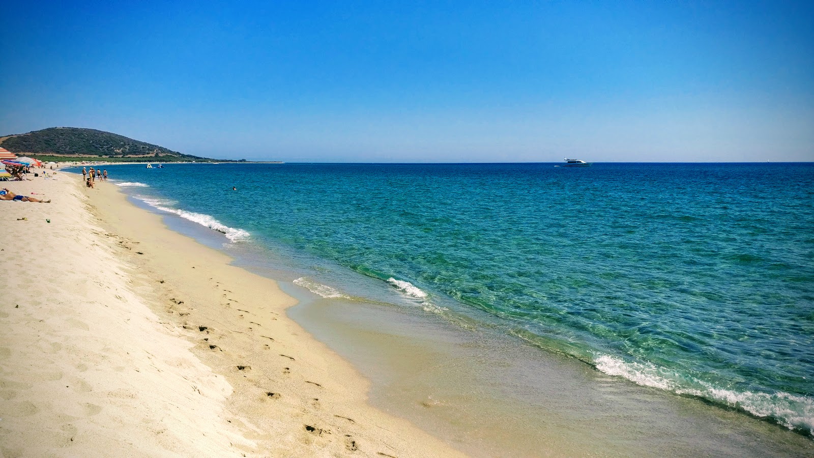 Foto von Spiaggia di Su Tiriarzu mit beiger sand Oberfläche