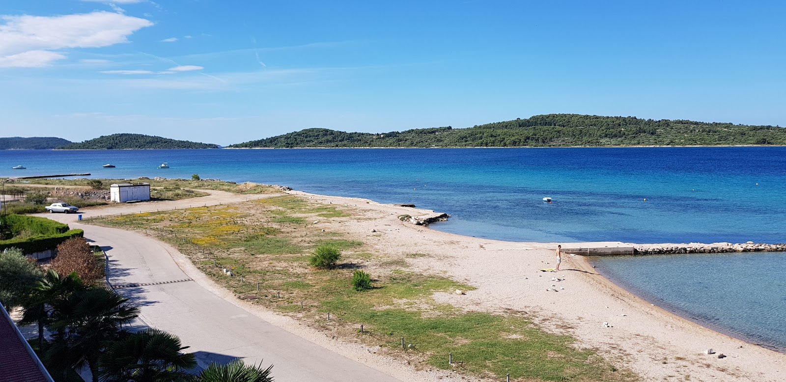 Foto di Maras beach con una superficie del piccoli ciottoli beige