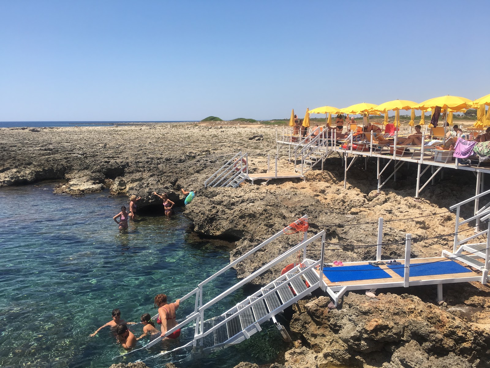 Fotografie cu Spiaggia di Serra Cicora II cu o suprafață de capac de beton