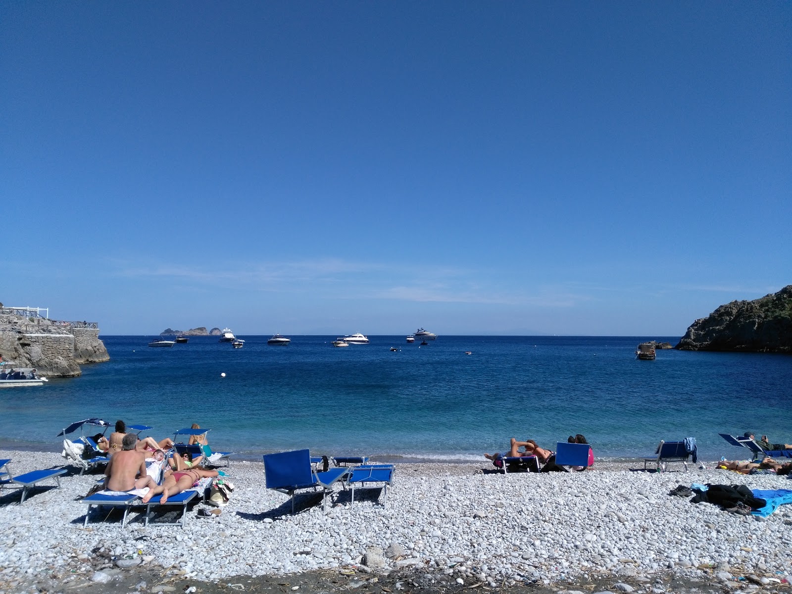 Spiaggia di Recommone'in fotoğrafı dağlarla çevrili