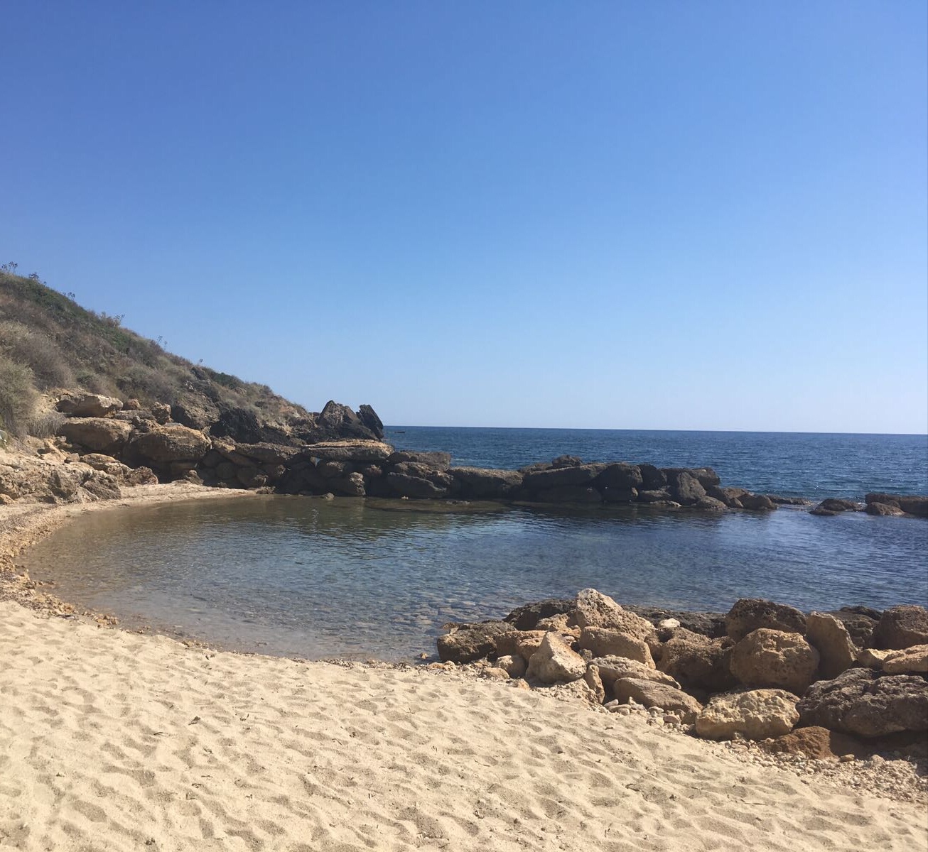 Foto van Capo Rizzuto 3 met zand met kiezelstenen oppervlakte