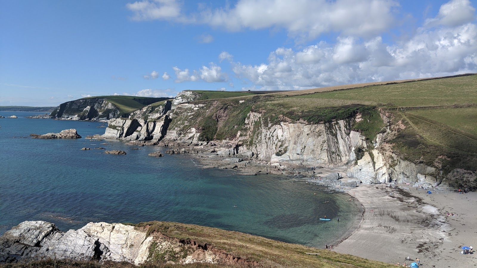 Foto di Ayrmer Cove con una superficie del ciottoli beige