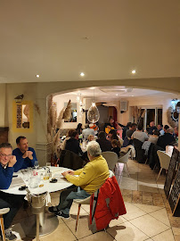Atmosphère du Restaurant de spécialités provençales L'Amirauté - Bar - Restaurant Saintes-Maries-de-la-Mer - n°12