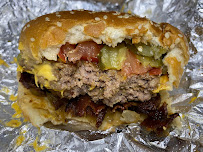 Cheeseburger du Restaurant de hamburgers Five Guys Franconville - n°10