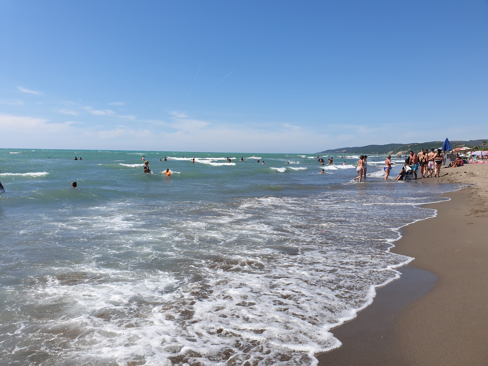 Foto von Spille beach mit türkisfarbenes wasser Oberfläche