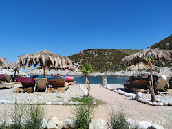 Foto von Glysteri beach und seine wunderschöne Landschaft