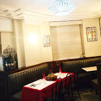 Atmosphère du Restaurant servant du couscous café restaurant les bars du square à Paris - n°1