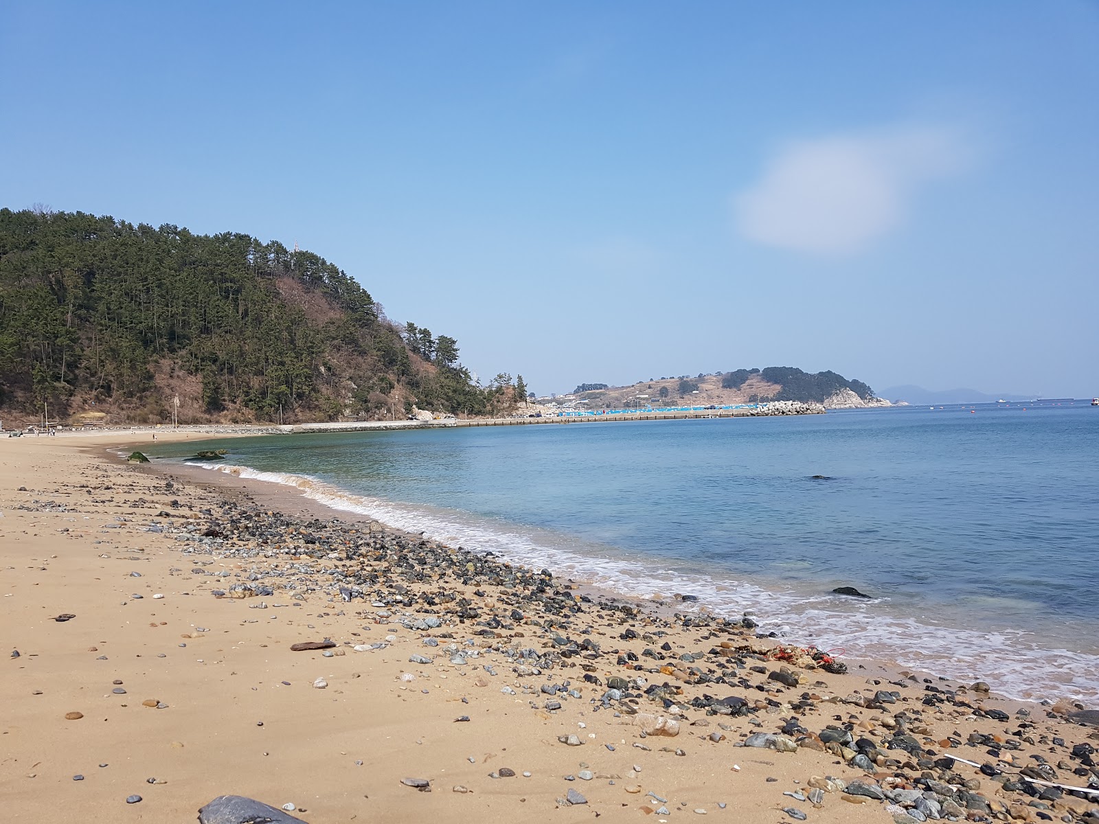 Φωτογραφία του Heungnam Beach με φωτεινή άμμος και βράχια επιφάνεια