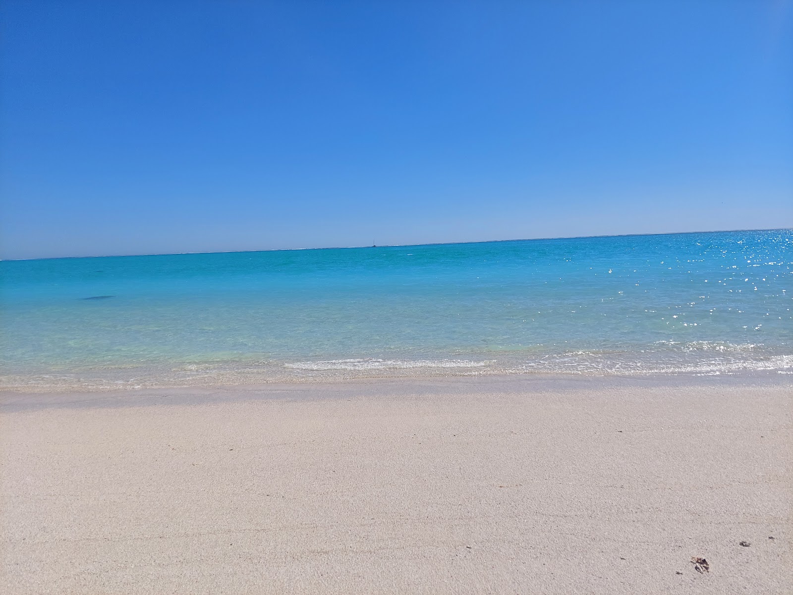 Foto av Sandy Point Beach med turkos rent vatten yta