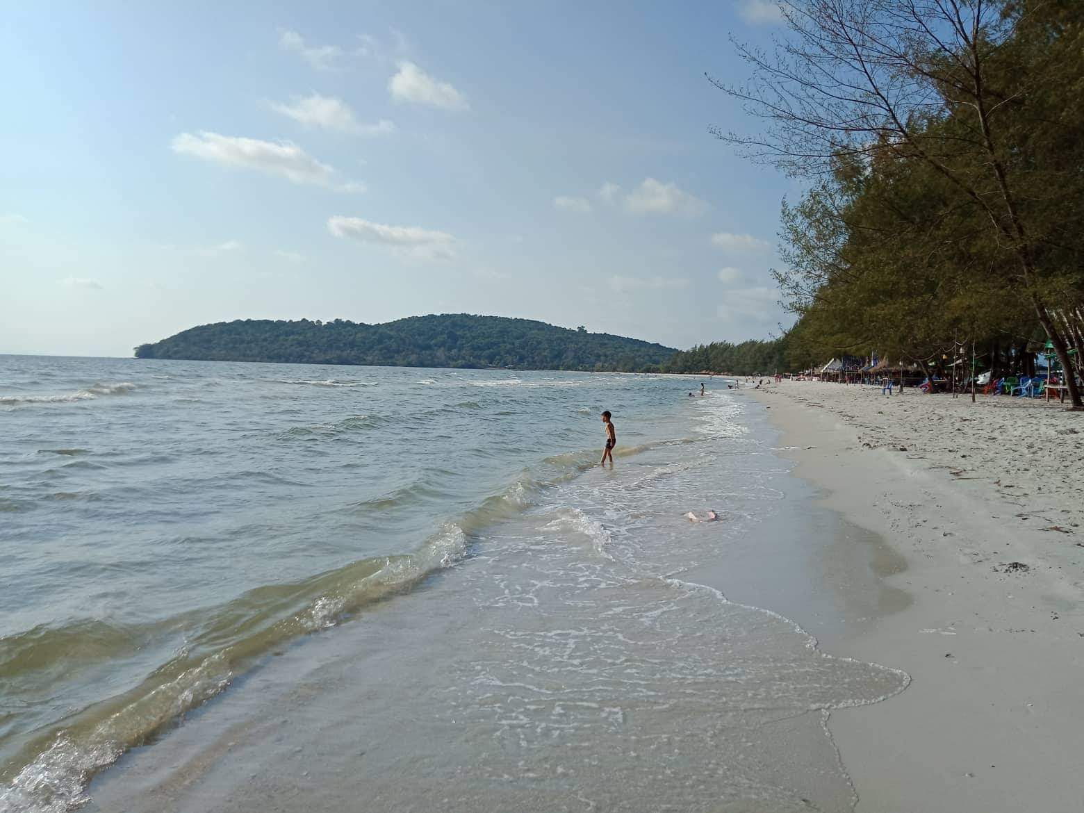 Foto de Bakhlong Beach com areia brilhante superfície