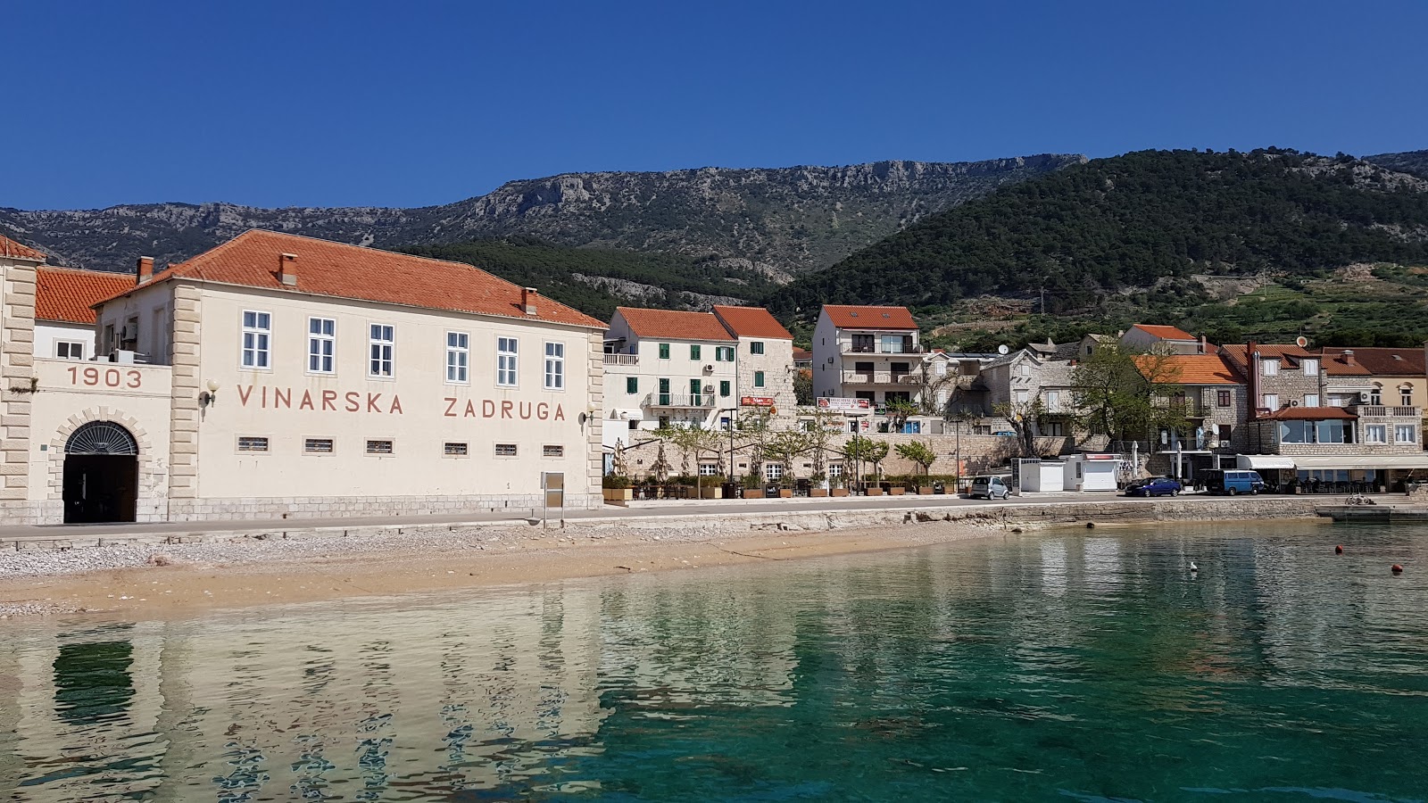 Φωτογραφία του Riva beach με μπεζ βότσαλα επιφάνεια