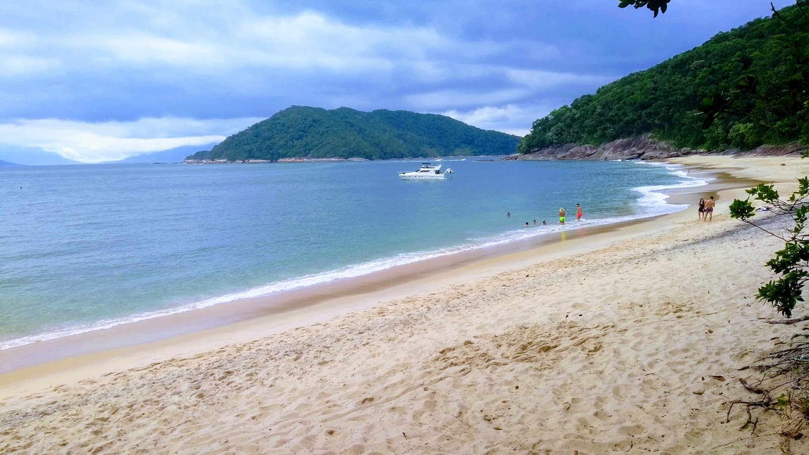 无花果海滩的照片 背靠悬崖