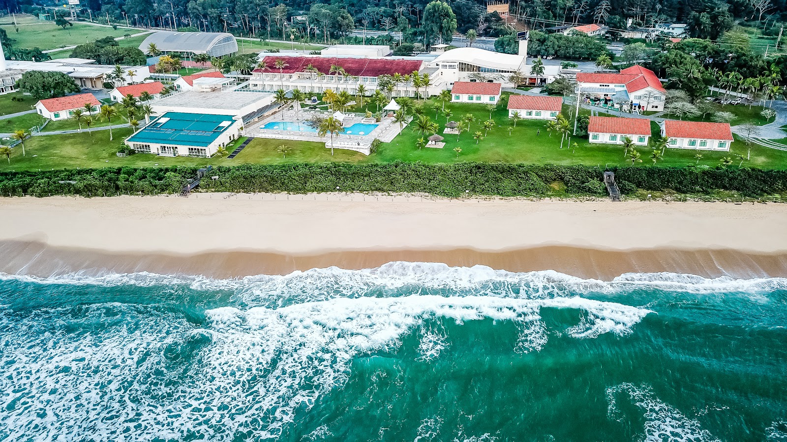 Praia da Ilhota II的照片 带有碧绿色纯水表面
