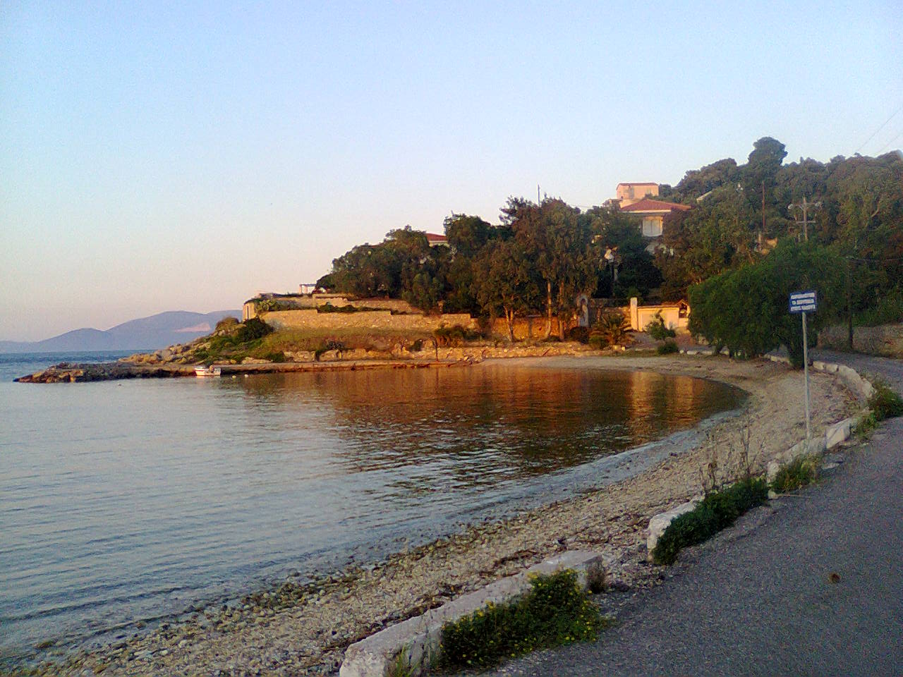 Fotografie cu Limnionas beach cu o suprafață de apa pură turcoaz