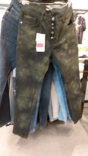 Stores to buy women's jeans dungarees Lima