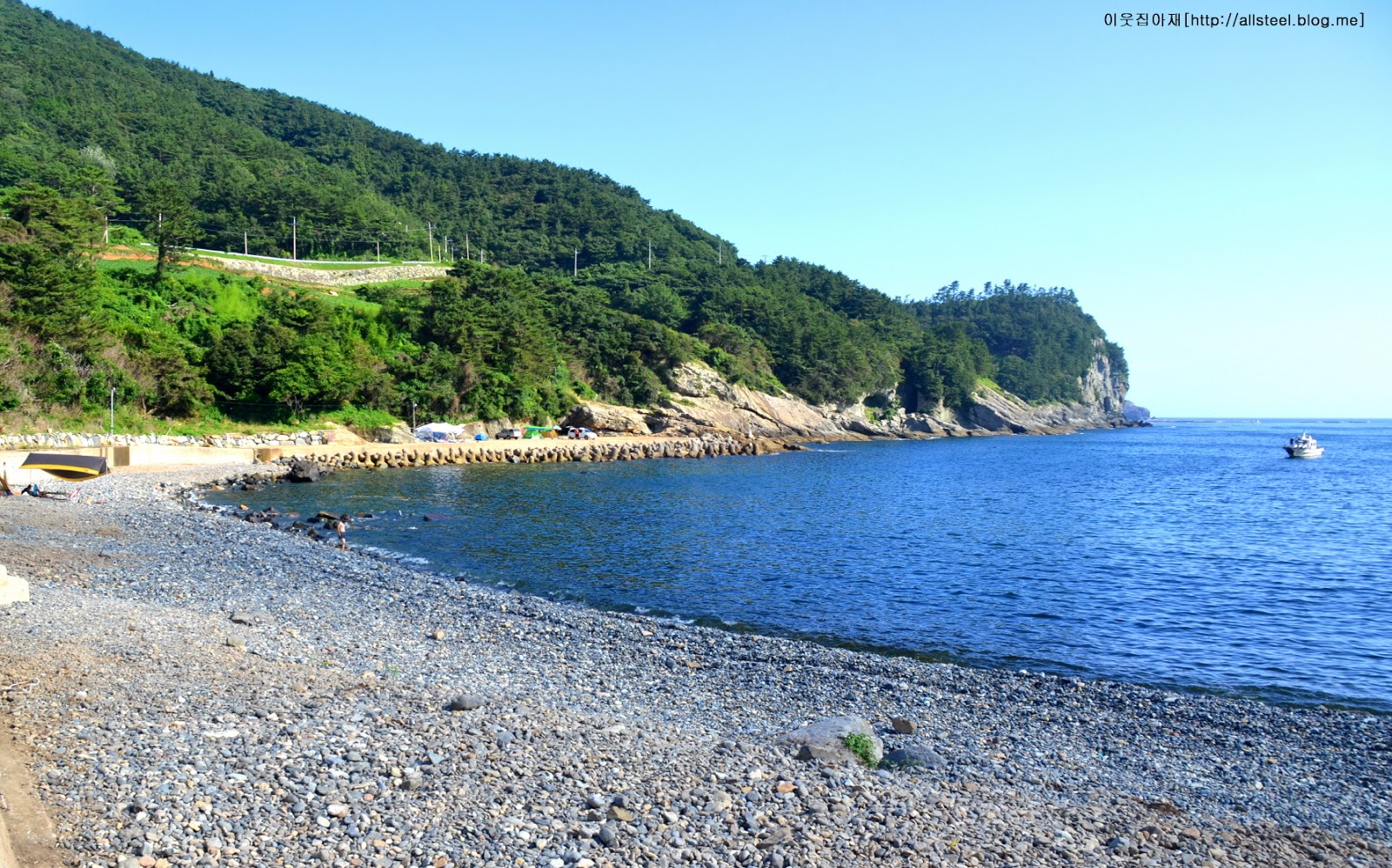 Fotografie cu Deokdong Beach cu o suprafață de apa pură turcoaz